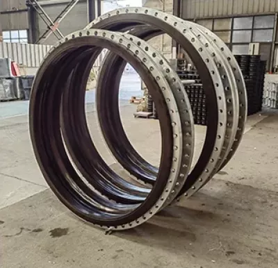 Joint de dilatation flexible industriel en caoutchouc grand diamètre à simple sphère et brides pour réduction des vibrations et du bruit