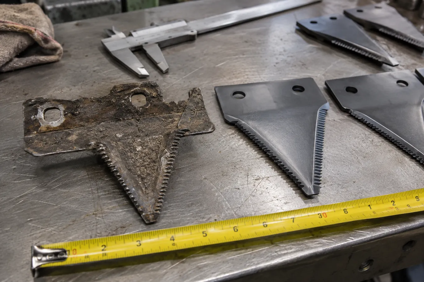 Combine harvester cutting equipment and metal parts