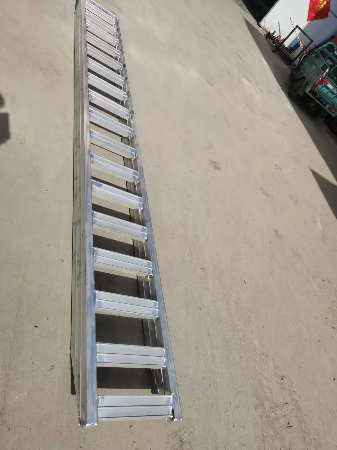 Manufacturer of Aluminum Ladder Use for KUBOTA Combine Harvesters Loading 5T