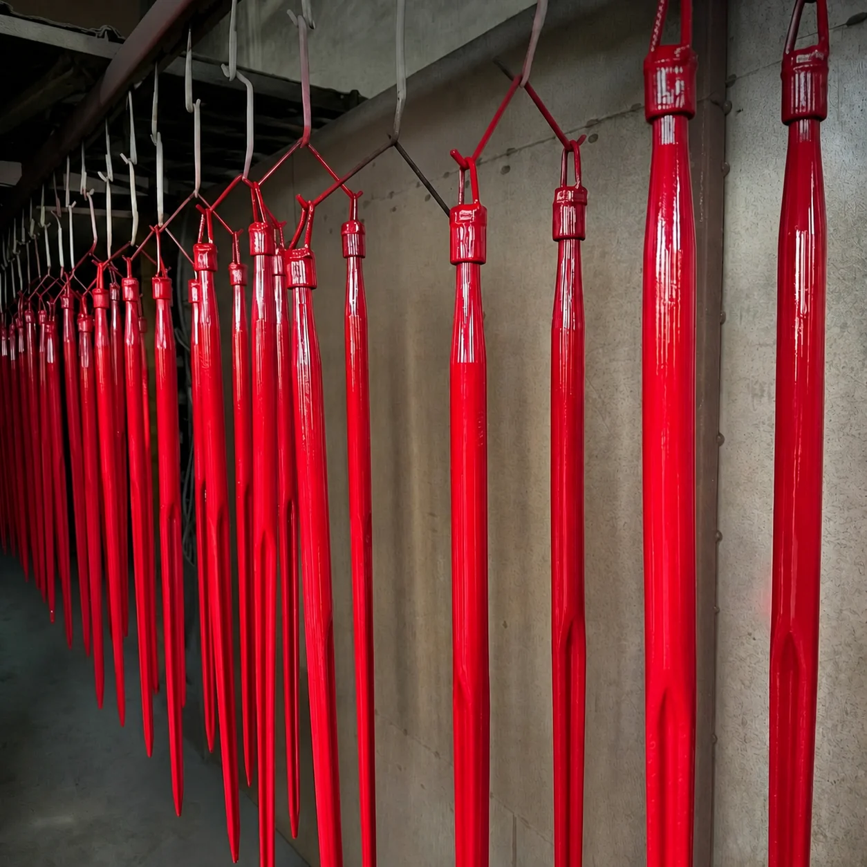60Si2Mn Forged Hay Spear 49'' Bale Fork HRC 43-48 Hardened with 10.9 Grade Nut for Large Round/Square Bales